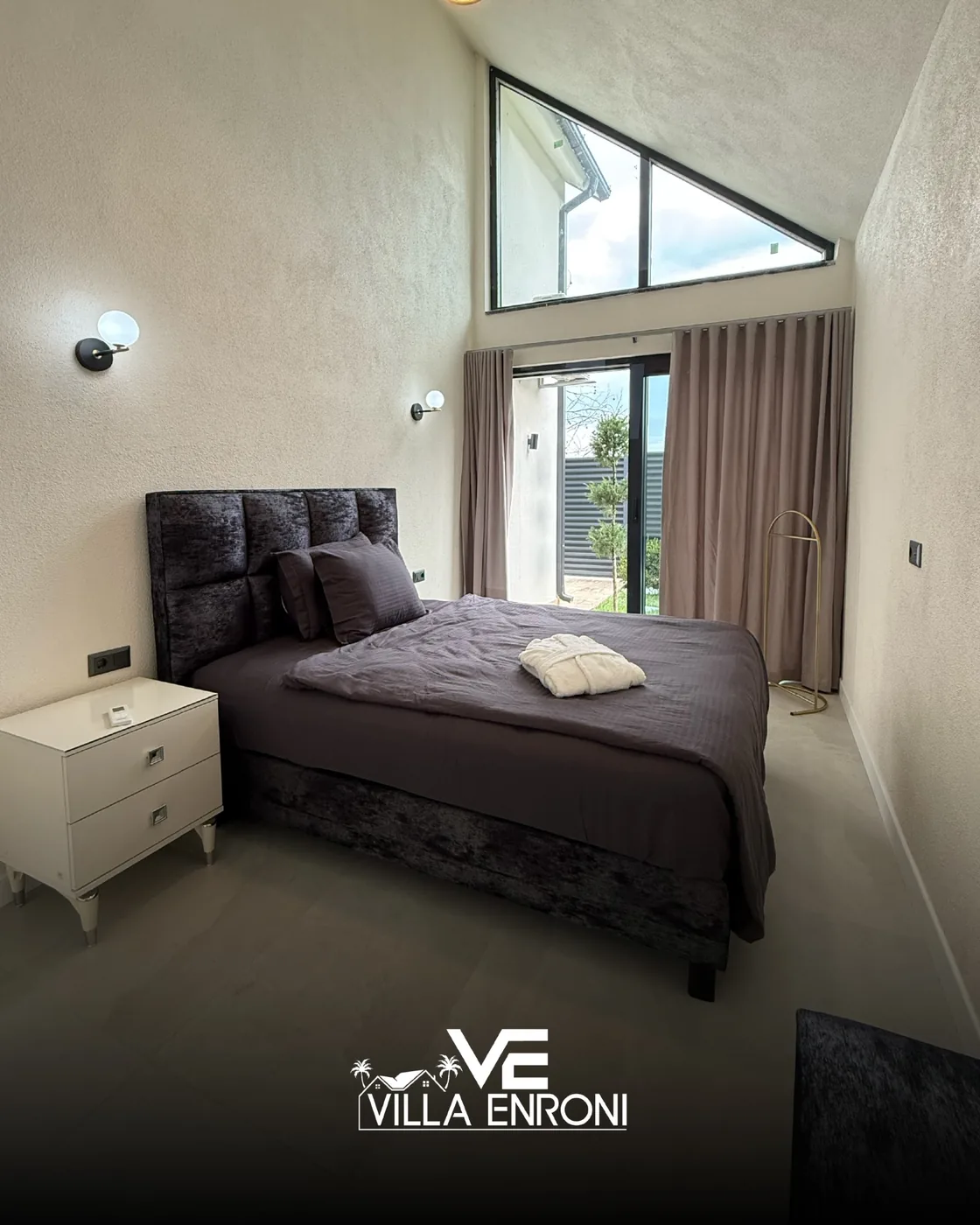 Villa Enroni yüksek pencereli yatak odası