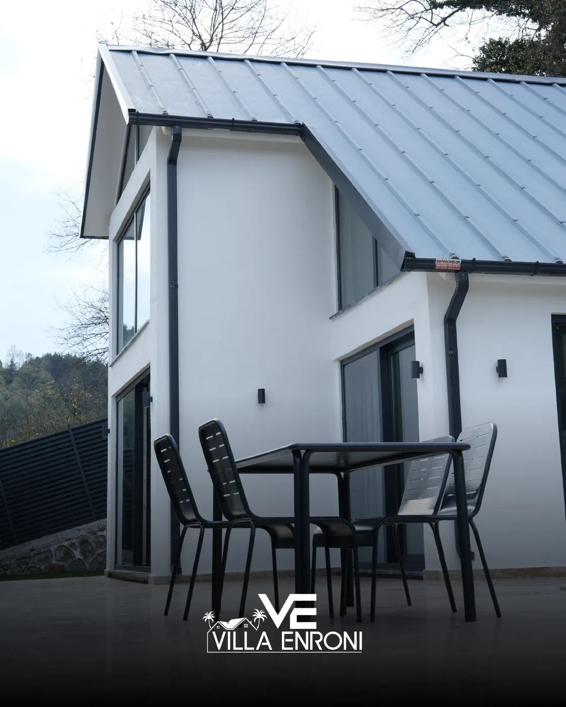 Villa Enroni gündüz dış cephe ve teras