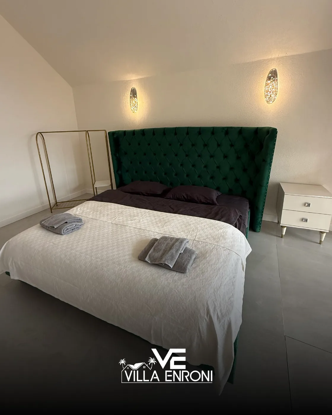 Villa Enroni yeşil başlıklı yatak odası