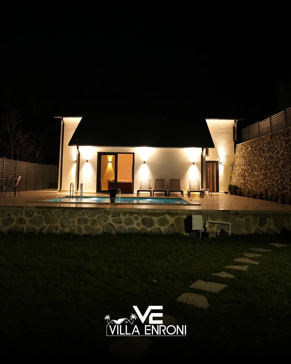 Villa Enroni gece havuz ve dış cephe