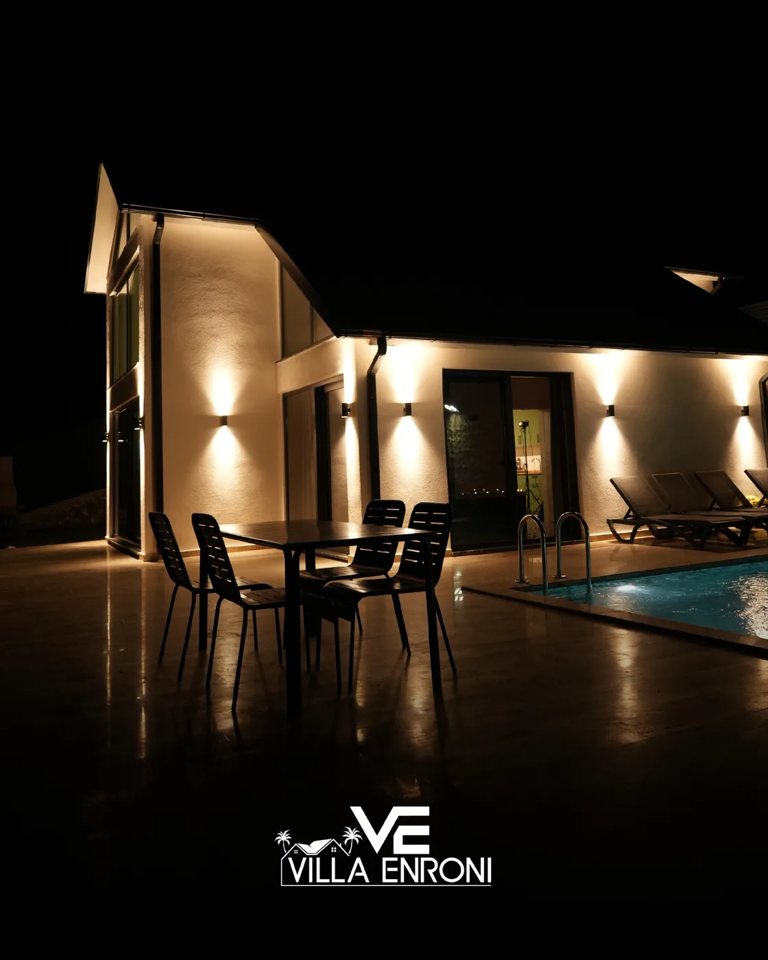 Villa Enroni gece teras ve havuz